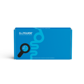 Kuvassa suolistomikrobistoanalyysin testipakkaus. Pakkauksessa on kuvituskuva suolistosta, jonka päällä on suurennuslasi. Suurennuslasissa näkyy suolinukkaa ja erilaisia suolistobakteereja