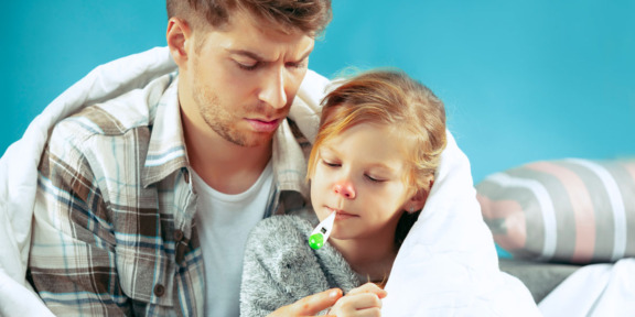 isä-hoitaa-lasta-flunssassa