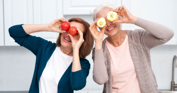 Kaksi +50 ikäistä naista pitää 